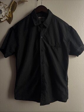Men's Black Short-Sleeve Button-Down Shirt with Micro Dot Pattern